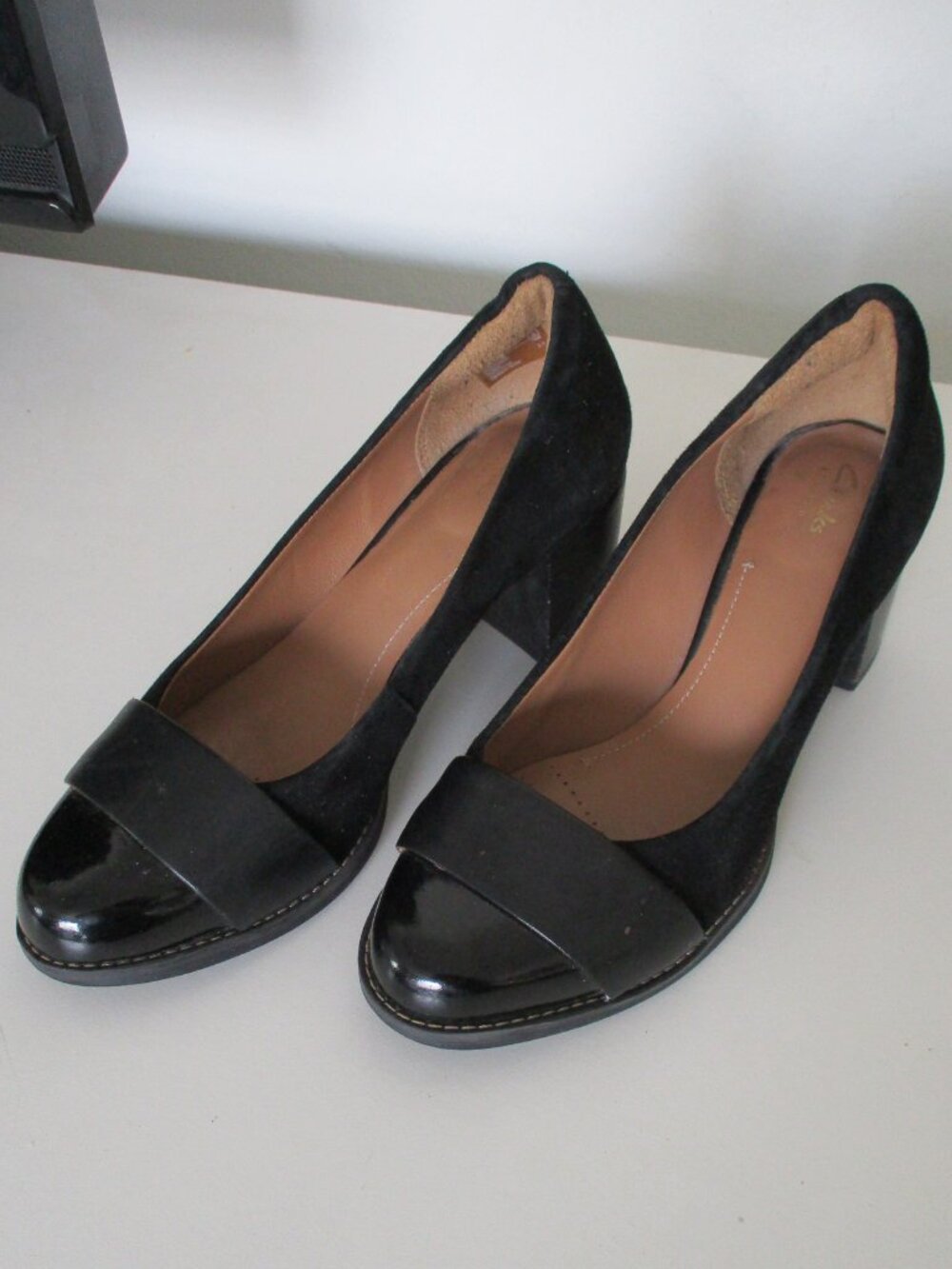 Clarks Artisan Womens Black Suede Leather 2.5" Block Heel Pump - Size 6M